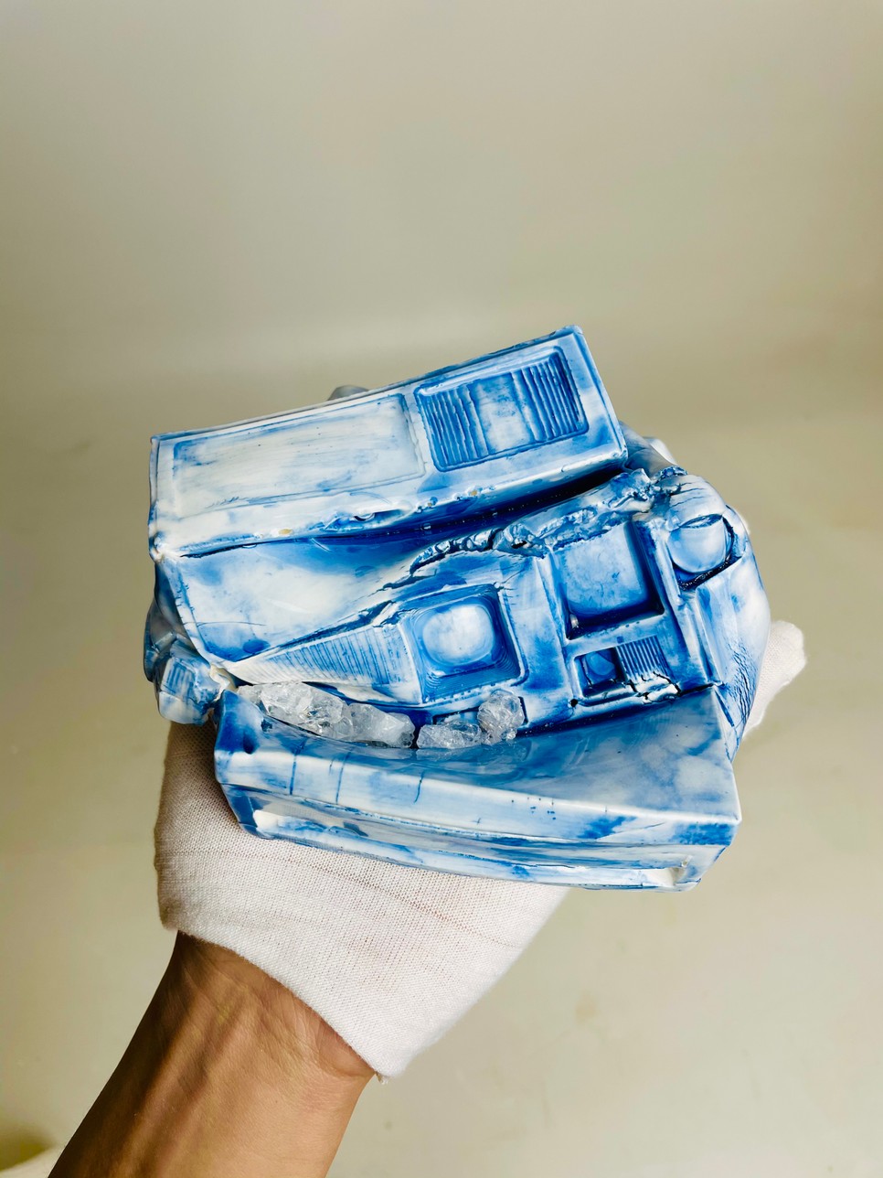 Oversize Guo: Polaroid kamera szobor porcelánból