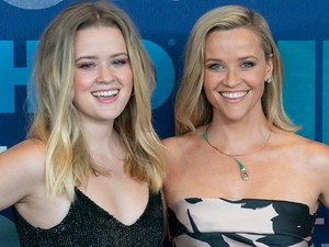 Nem, ez nem Reese Witherspoon ikertestvére a képen, hanem a lánya
