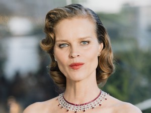 Eva Herzigova a világ legegyszerűbb menyasszonyi ruhájában ment férjhez, mégis káprázatosan nézett ki