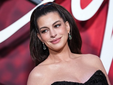 Anne Hathaway pucérruhában mutatta meg gömbölyödő pocakját, új szintre emelte a kismama divatot