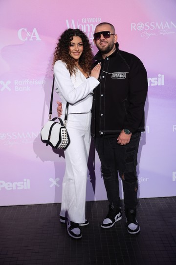 Kulcsár Edina és férje, Varga Márk (G.w.M) egymáshoz passzoló fekete-fehér outfitekben tündököltek - sőt, még egyforma sneakert is viseltek. Ez ám az összhang! 