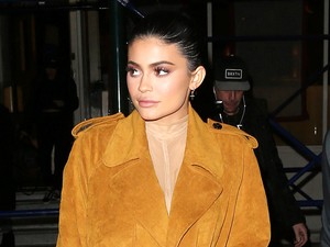 Jó ég! Mi ez, amit Kylie Jenner ruha helyett felvett?