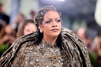 Rihanna ezüstbe borulva bizonyította be, hogy még mindig ő a Met-gálák koronázatlan királynője 