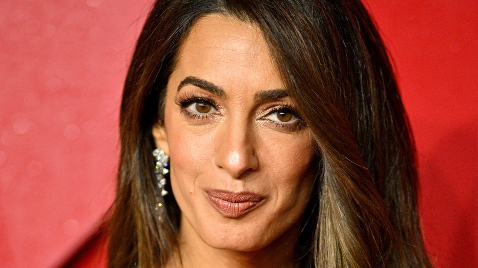 Amal Clooney káprázatosan festett férje, George Clooney oldalán