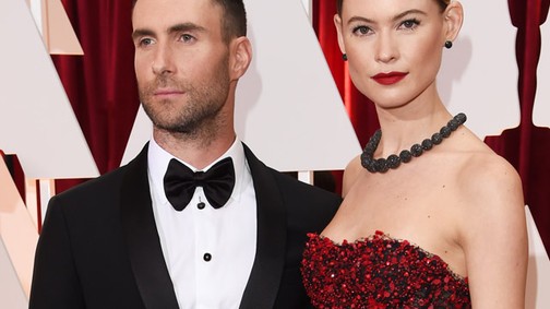 Behati Prinsloo terhes pocakkal pózolt félmeztelenül