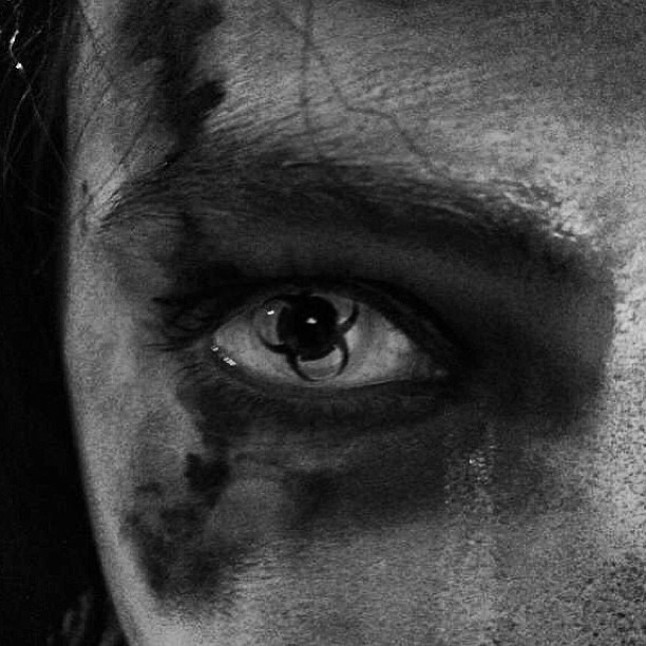 Palvin Barbara csak ezt a részletet osztotta meg halloweeni kosztumjéből. De ez is éppen elég félelmetes!