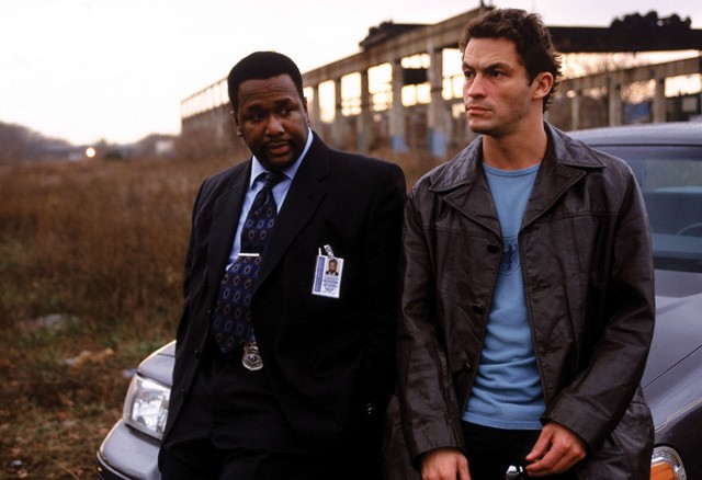 Bunk és McNulty A drót című sorozat fura párosa csak egy évadban klasszikus társak, de abban aztán tényleg feledhetetlenek. Persze később is jó példát mutatnak a zsarubarátságból.