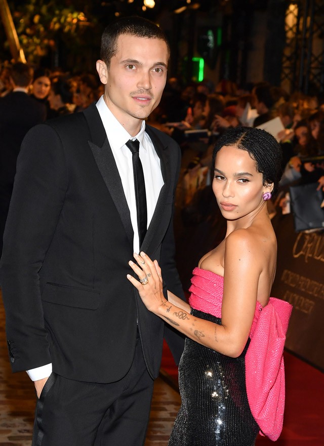 Karl Glusman és Zoë Kravitz