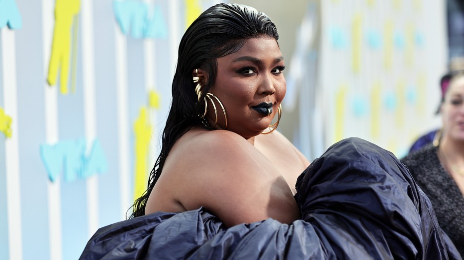 Lizzo nemcsak a legmerészebb rúzst, de Madonna híres ruháját is felvette az MTV VMA gálára