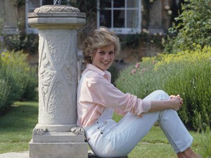 Brutális összegért kelt el Diana hercegné ikonikus ruhája