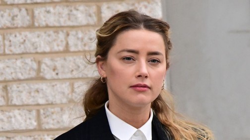 Amber Heard gyönyörű fotóval jelentette be, hogy a legnagyobb titokban ikrei születtek