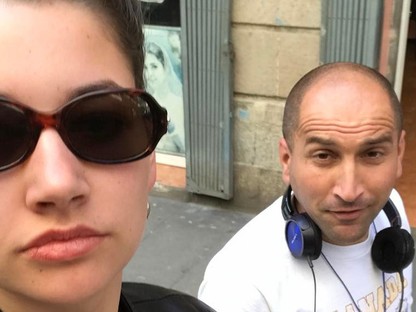 Ez a lány az utcai zaklatóival szelfizik, és az egész ZSENIÁLIS