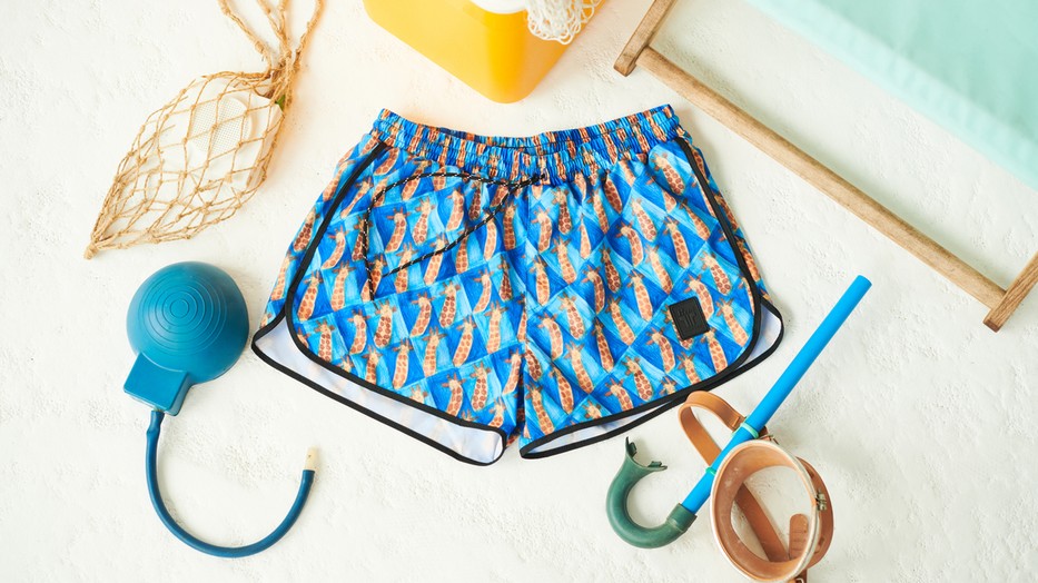 A Tisza cipő és az Autistic Art Alapítvány együttműködéséből ismételten egy nagyon egyedi fürdőnadrág született