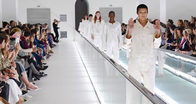Elképesztő sztori: a kifutón tiltakozott a modell a Gucci ruhái ellen