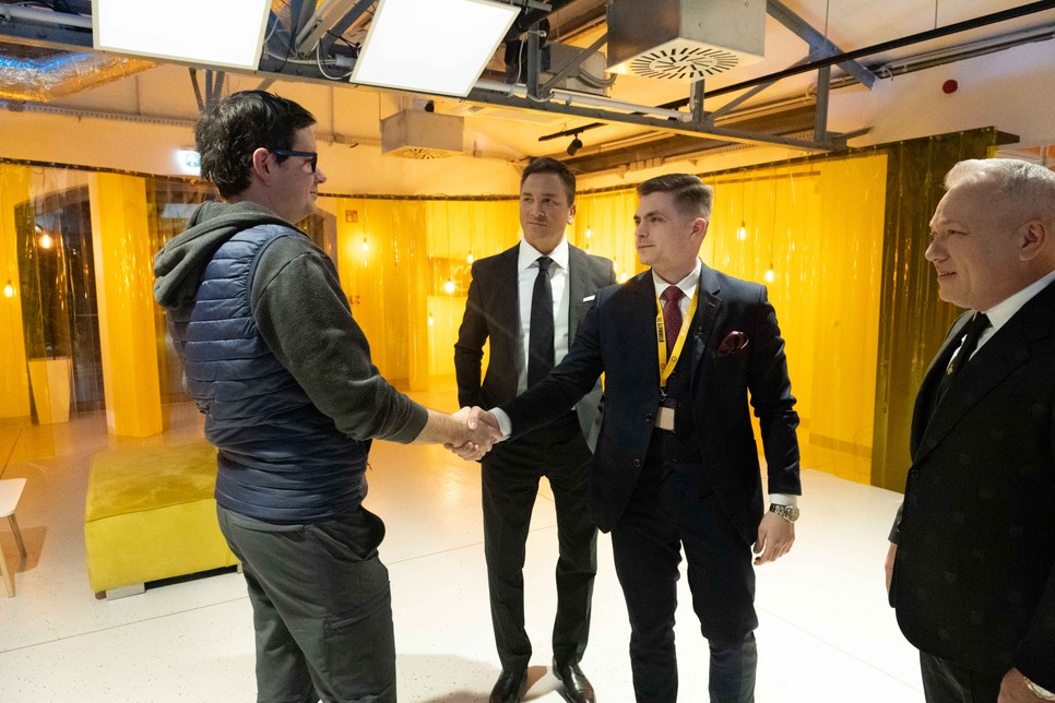 Varró Szabolcs gratulál Balogh Levente új elnöki asszistensének, Keserű Balázsnak