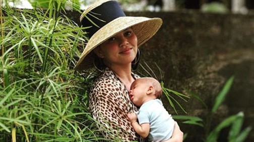 Chrissy Teigen testét megviselte a várandósság, de büszkén mutatja meg striáit