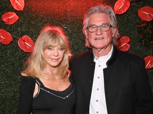 Negyven év után is friss szerelmesekként turbékolt a vörös szőnyegen Kurt Russell és Goldie Hawn, a pár boldogabb, mint valaha