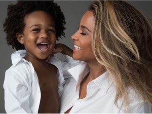 Újabb várandós sztár vetkőzött meztelenre óriási pocakkal