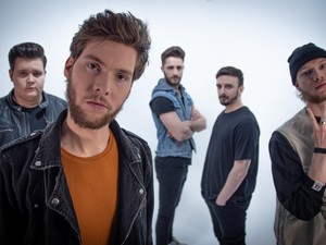 Új klipjükben a The Sign banda tagjai a Fehér Ház tetejéről is lecsúsznak