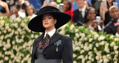 Hatalmasat nőtt Rihanna babapocakja: a várandós énekesnő kivágott ruhában mutatta meg magát a cannes-i vörös szőnyegen