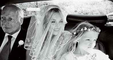 Kate Moss lánya a mamával meztelenkedik