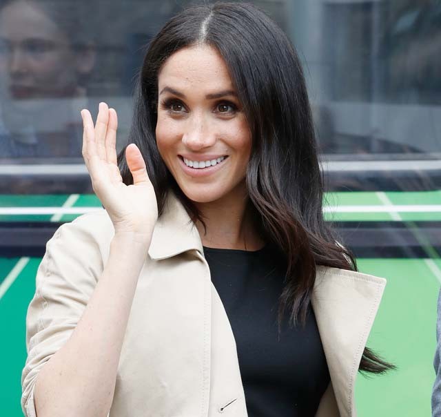 Meghan hercegné csak úgy lazán megjelent ezen a fotózáson és mindenkit megölelt