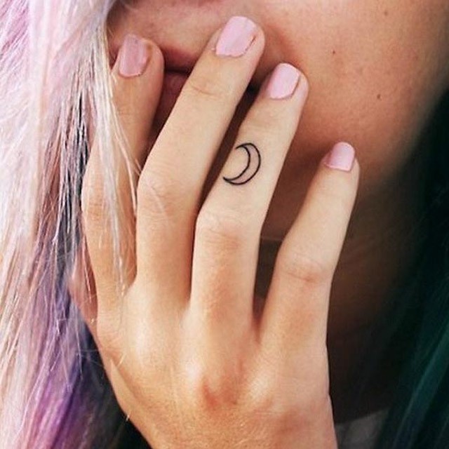 tetoválás, tetkó, tetoválás ujjra, tetoválás ujjra, miniatűr tetoválás, rihanna, cara delevingne