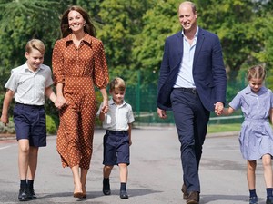 Itt a bizonyíték: A királyi család a saját gyerekei testét, lelkét és imázsát használja, hogy túléljen