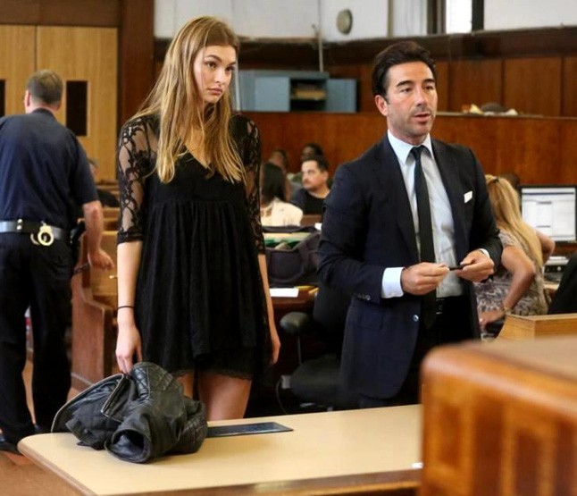 A bíróság előtt. Nagyon csinos volt, de az állásával a bíró nem volt kibékülve