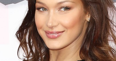 Bella Hadid a nyár utolsó pillanatait is kihasználja, hogy apró fürdőruháit mutogassa