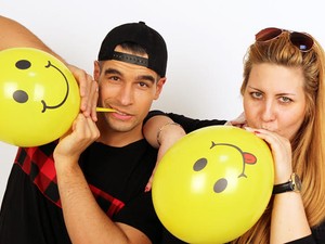 Szexjelenetek héliumos hangon! Vigyázz, beüt! Videó!