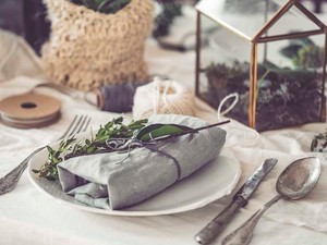 Márvány vágódeszka,  textilszalvéta: így lesz trendi az ebédlőasztalod