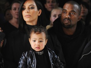 Kim Kardashiant a gyerekek sminkelték ki, az eredmény pedig hihetetlenül vicces lett