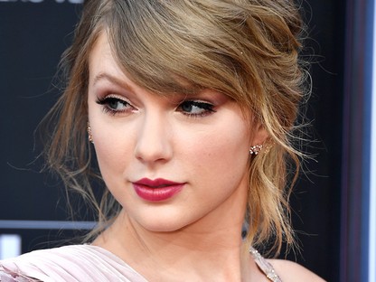 Egy riporter csúnyán beszólt Taylor Swiftnek, amiért leizzadt koncert közben