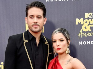 A színpadon sírta el magát a popsztár, aki most szakított