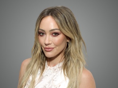 Hilary Duff testét csak aprócska csillagok takarták, áttetsző miniruhában mutatta meg magát a négygyermekes anyuka