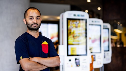 Látássérültként a Mekiben dolgozni: már három éve erősíti a gyorsétterem csapatát Henrik