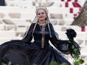 Madonna szentként pózol legújabb címlapján, és ettől még a kritikusai is leborulnak előtte