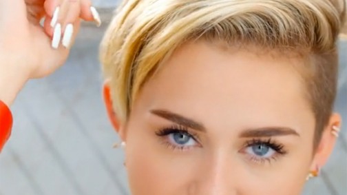 Miley glamúros sportos szerelésben cigizik, rappel és kosárlabdázik