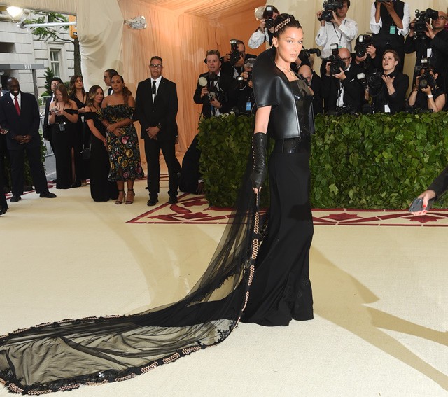 Bella Hadid egy Gareth Pugh X Crome Hearts kreációban