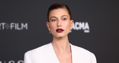 Hailey Bieber elhozta a legjobb zöld sminket az ünnepekre