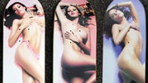 Pattanj deszkára meztelen modellekkel!