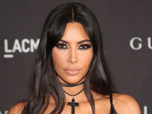 Kim Kardashian egyszerű fekete ruhában is ultraszexi