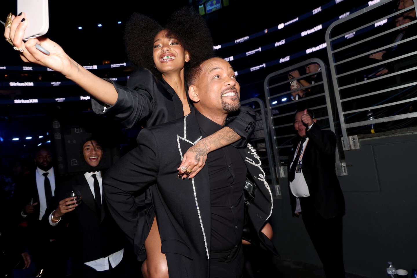 Will Smith gyakran beszélt arról, milyen büszke Willow kreativitására, függetlenségére és művészi kifejezőerejére. És ahogy a kép is mutatja, imádnak együtt mókázni. Bár nem mindig volt ilyen vidám a kapcsolatuk, mára úgy tűnik, révbe értek.