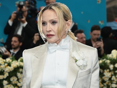 A 66 éves Madonna meztelenruhában villantott mellbimbót, csak úgy árad belőle a felszabadultság