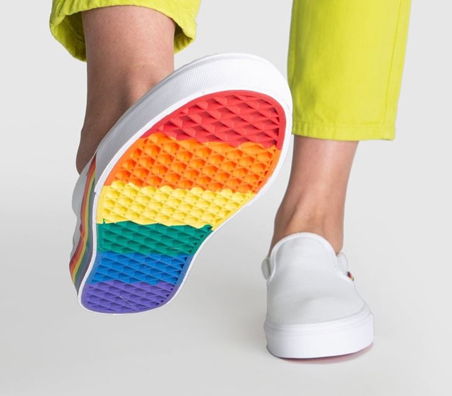 Mindenki ezekre a szivárványos cipőkre vadászik a nyáron