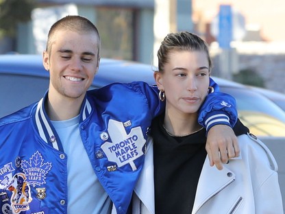 Így készül Hailey Baldwin a karácsonyra: Justin Bieberről énekel