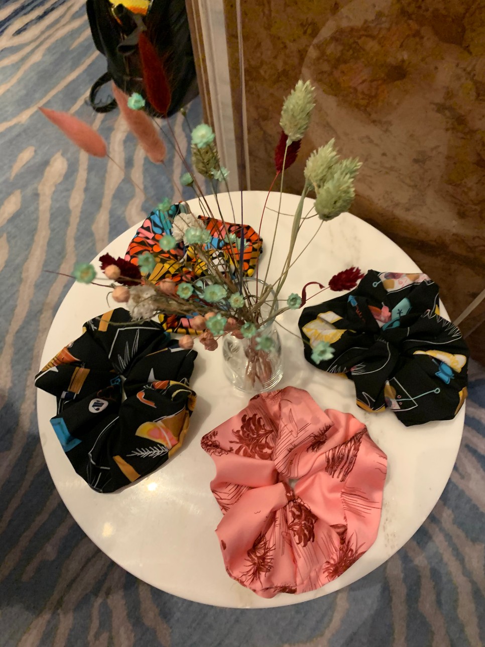 Ha színes ruhatár, akkor Anna Daubner! Megnéztük a tervező új kollekcióját a Kaffee Wienben!