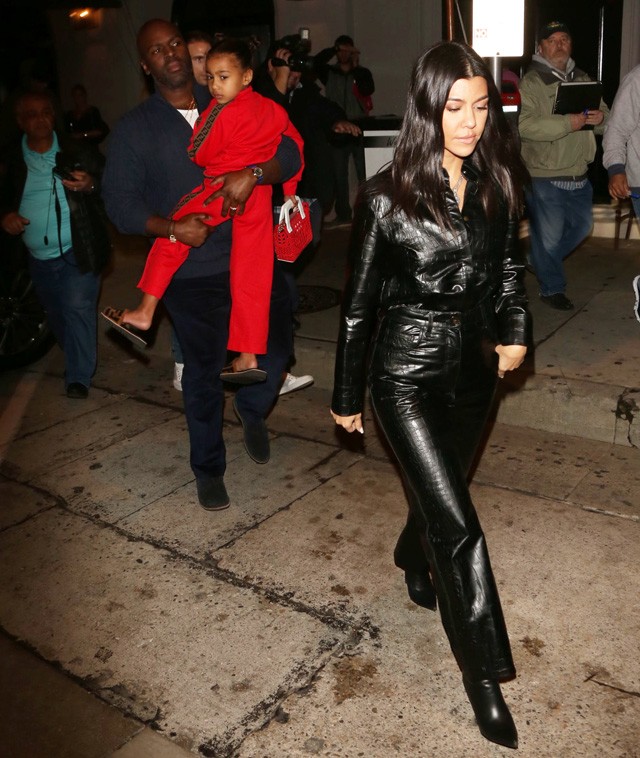 Kourtney Kardashian a magyar Nanushka márka ruhájában