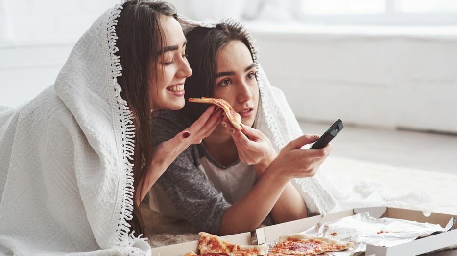 Egészségtelen szokás, hogy esténként a kanapén pizzázunk
